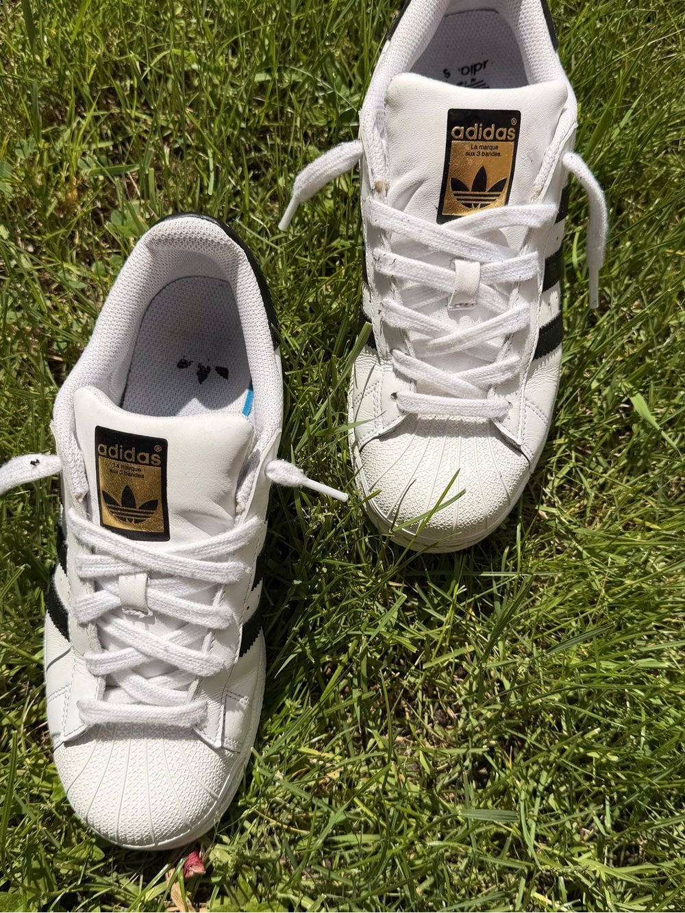 Classic Adidas Superstars with the iconic gold tongue logo! 🖤✨Women’s size - Picture 4 of 7